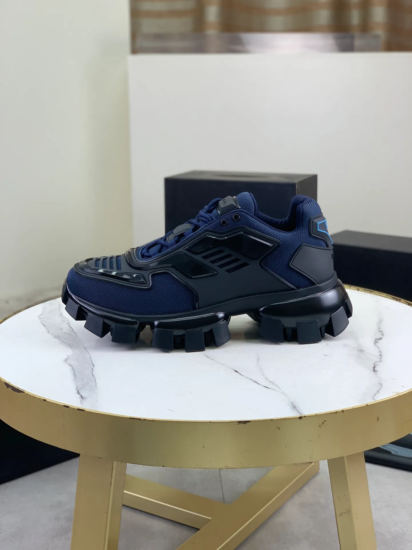 Factory price P660 top version PRADA Dark Punk Martin Rock Tank Mecha Hardcore Fighting Shoes ☑️ A century-old brand, the unique hardcore design has entered the public eye. The tank element is used as the sole design, subverting conventions, breaking the monotony and dullness, lighting up the overall shape, attracting attention, and achieving a meaningless appearance. With its hard-core styling and metal accessories full of design, it unleashes an unruly punk spirit, interprets a unique and iconic style, and demonstrates the leadership level of its pioneer originator in the field of thick-soled shoes. It is the nirvana darling of major fashion weeks. 📣📣The ultra-light foam outsole solves the problem of bulkiness and is suitable for those who know the difference. ✅Fabric: Original splicing design and production ✅Inner: Original lining➕Cow leather insole. ✅Original foam combination outsole with 8cm heel height and super light weight. ✅Code number: Female 35-39 (40 is customized and non-refundable) Male 39-45 (46 and 47 are customized and non-refundable) Full package at the counter